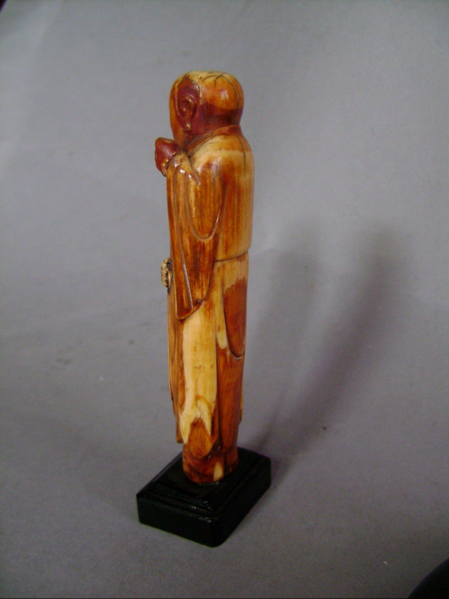 Statuette Ming  en ivoire. Arhat à la longue robe. Dynastie Ming, XVIIème Siècle.-photo-3