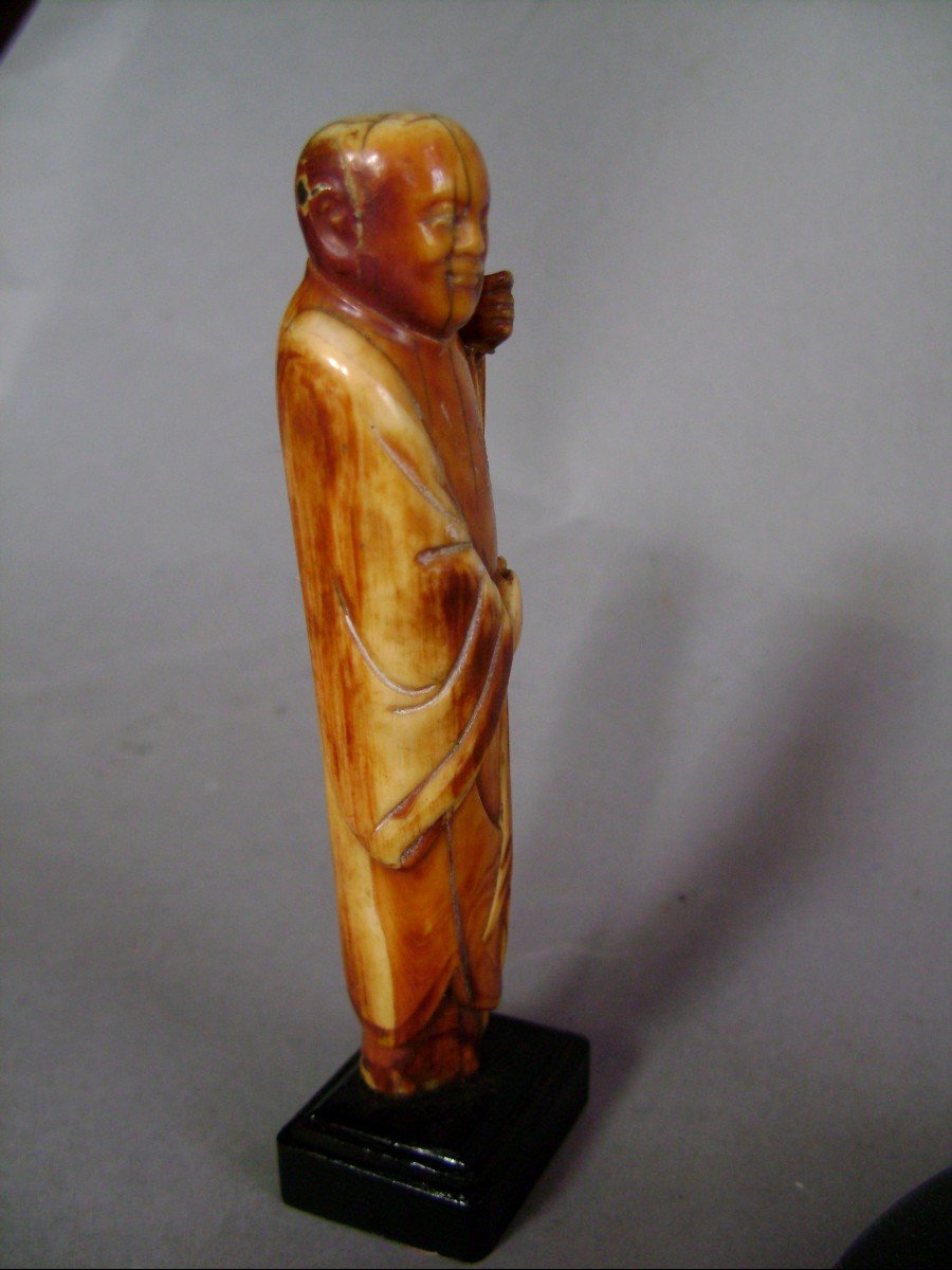 Statuette Ming  en ivoire. Arhat à la longue robe. Dynastie Ming, XVIIème Siècle.-photo-2