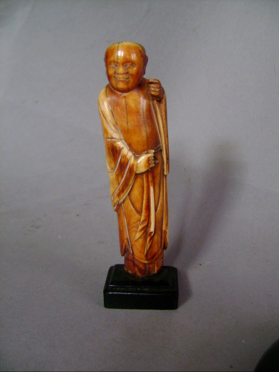 Statuette Ming  en ivoire. Arhat à la longue robe. Dynastie Ming, XVIIème Siècle.