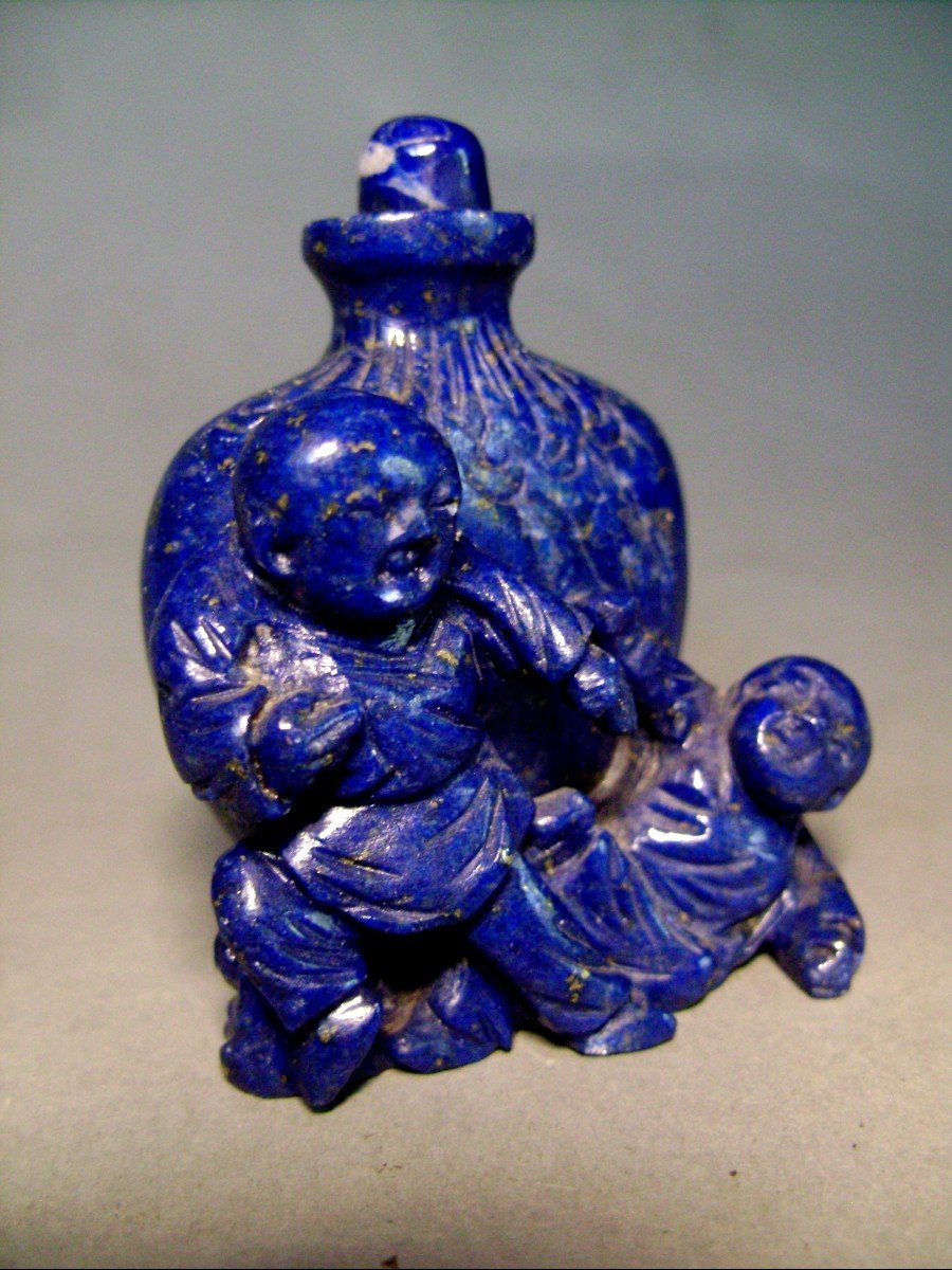 Lapis Lazuli Snuffbox. Children's Fight. China Early 20th Century.-photo-1