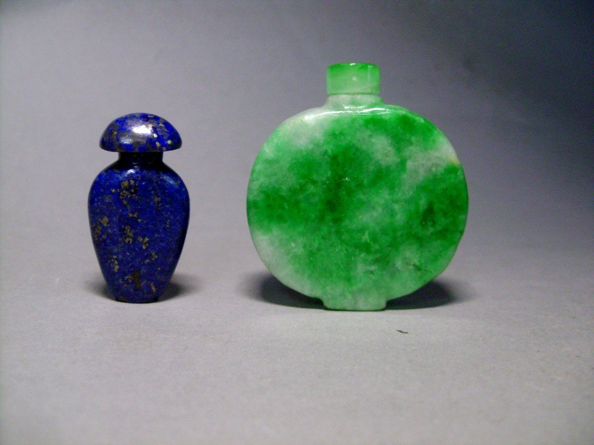 Deux Tabaières. L'une en jadéite l'autre en lapis lazuli. . Chine Début XXème
