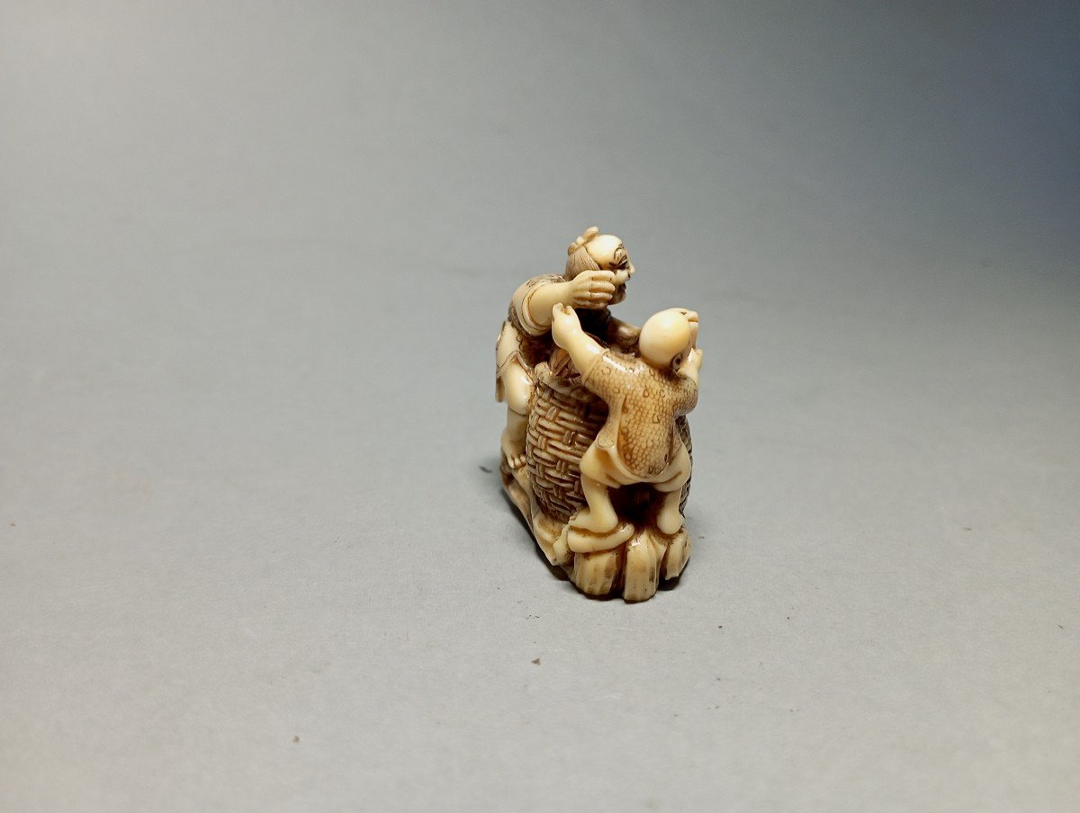 Netsuke en ivoire. Le pêcheur. Japon époque Taisho (1912 - 1928 )-photo-1