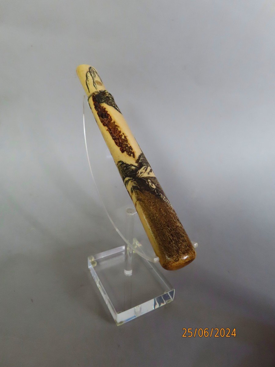 Kiseru-zutsu In Carved Deer Antler. Japan Meiji Period (1868-1912) 19th Century.