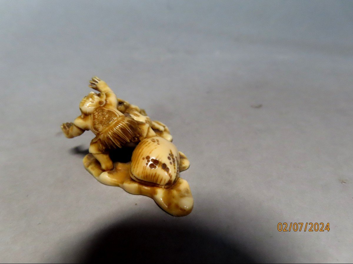 Comic Netsuke. Man Trapped In A Clam. Japan Meiji Period (1868-1912)-photo-1