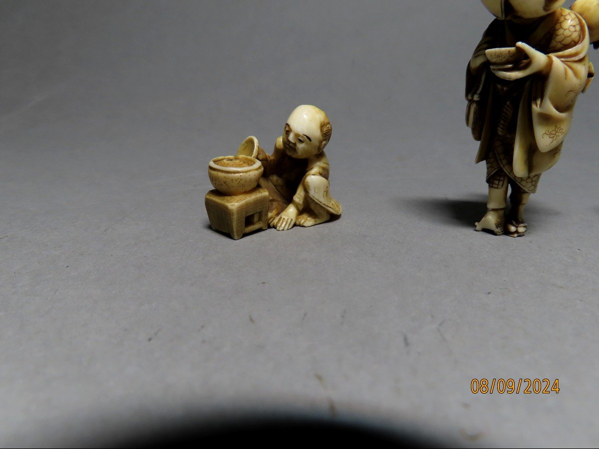 Trois Netsuke aux commerçants. Japon époque Meiji (1868-1912 )-photo-2