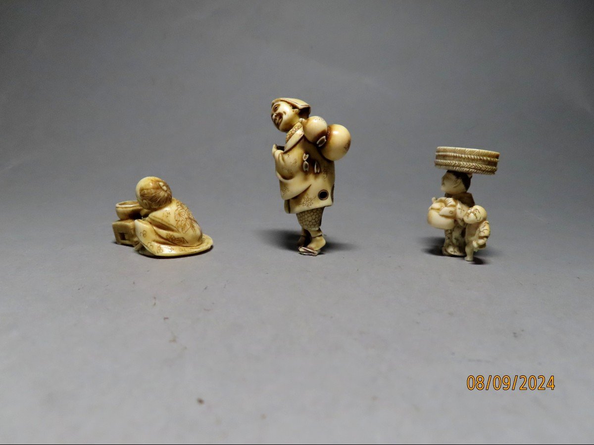 Trois Netsuke aux commerçants. Japon époque Meiji (1868-1912 )-photo-4
