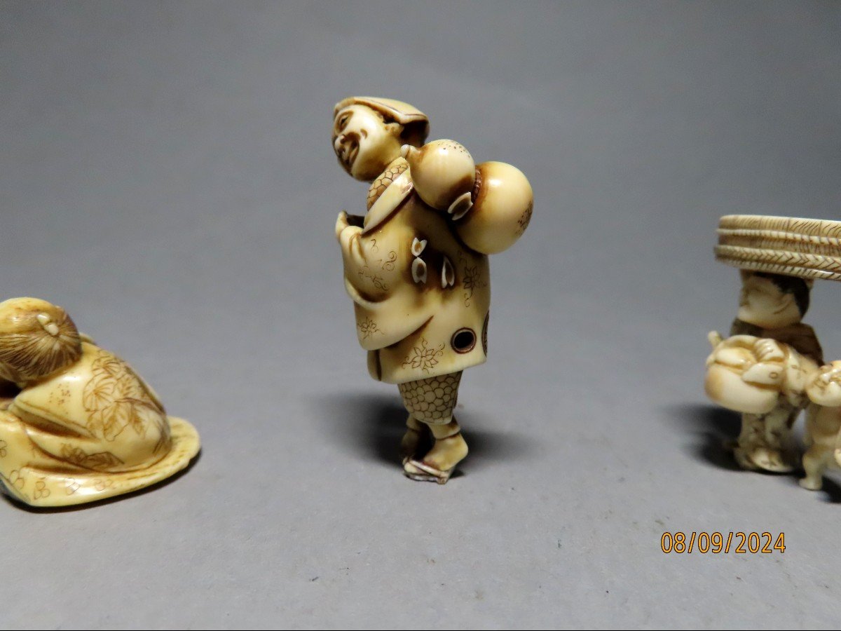 Trois Netsuke aux commerçants. Japon époque Meiji (1868-1912 )-photo-1