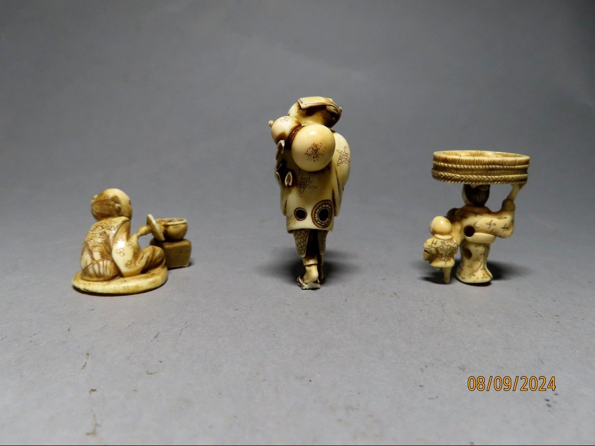 Trois Netsuke aux commerçants. Japon époque Meiji (1868-1912 )-photo-3