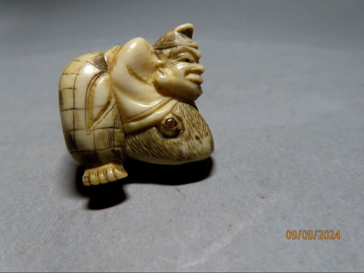 Netsuke en Ivoire. Daikoku et fe  Fugu. Japon époque Meiji (1868-1912 )