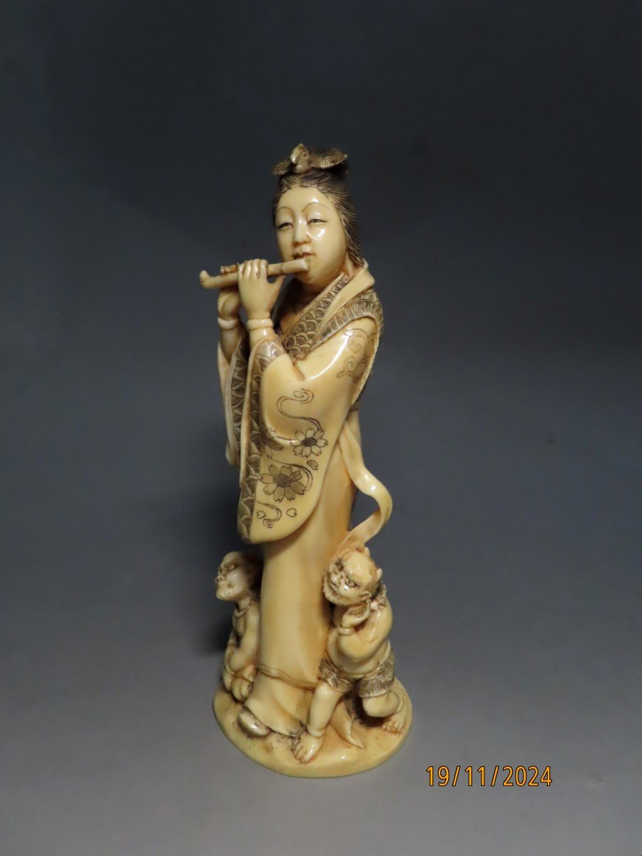 Okimono  en ivoire. La charmeuse d'Oni. Japon époque Meiji (1868-1912 )-photo-2