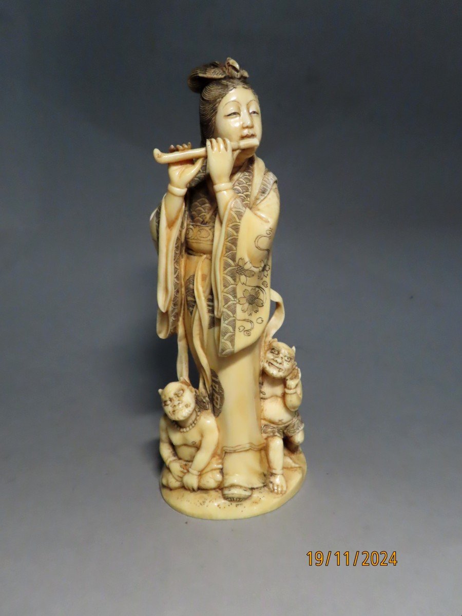 Okimono  en ivoire. La charmeuse d'Oni. Japon époque Meiji (1868-1912 )
