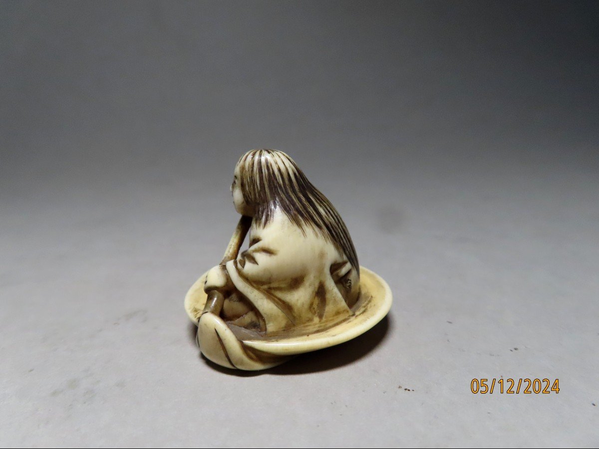 Netsuke en ivoire. Shojo dans une coupe à sake. Signé Ryumin, école d'EDO. Japon époque Meiji .-photo-3