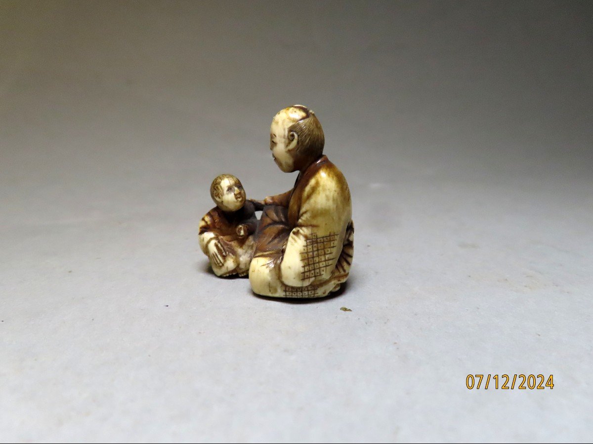 Netsuke en ivoire.  Père et fils. Signé Norishige, école de Tokyo. Japon époque Edo (1603-1868)-photo-2