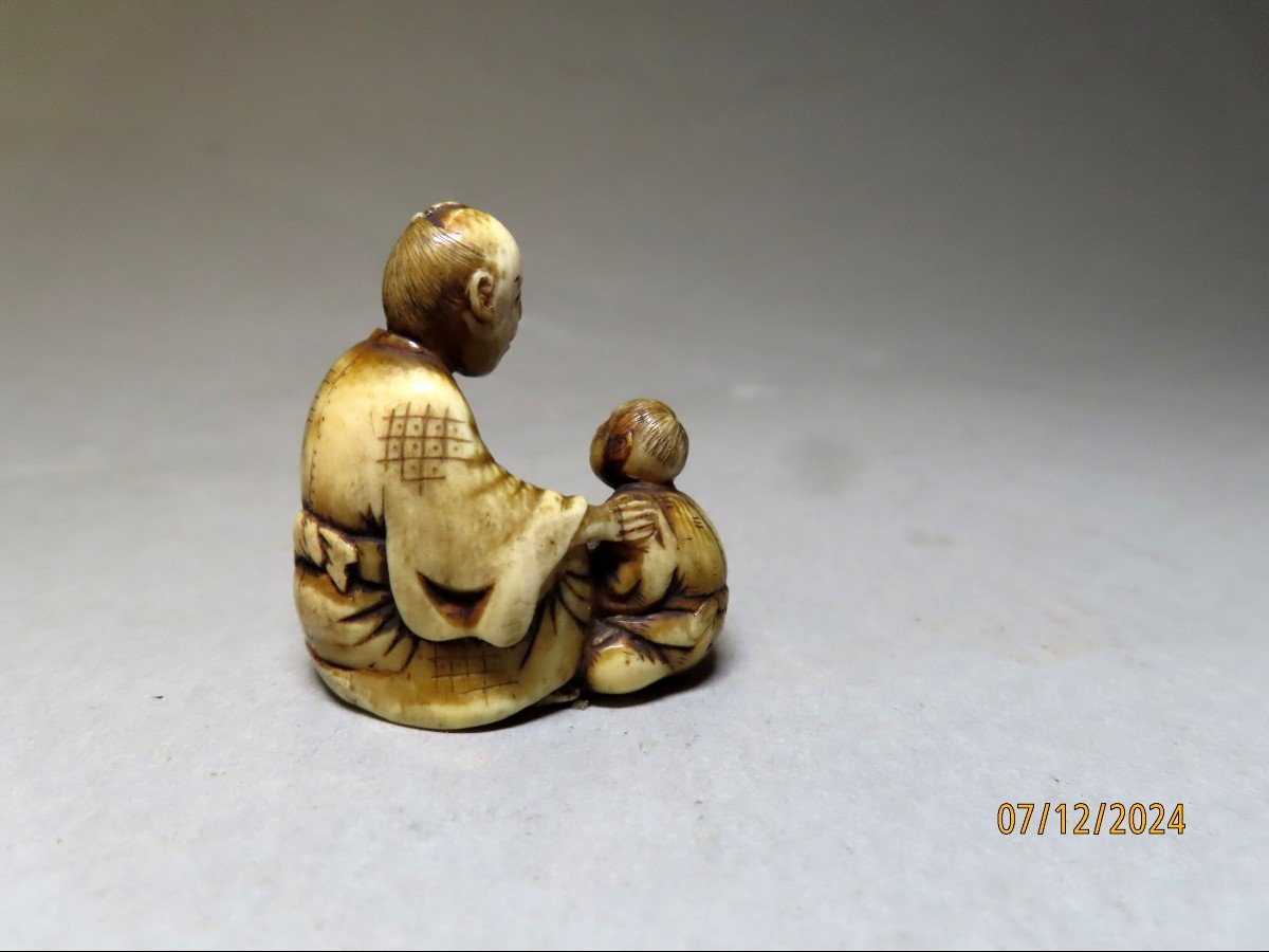 Netsuke en ivoire.  Père et fils. Signé Norishige, école de Tokyo. Japon époque Edo (1603-1868)-photo-4