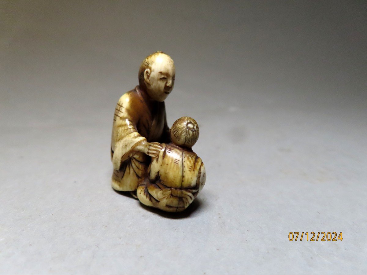 Netsuke en ivoire.  Père et fils. Signé Norishige, école de Tokyo. Japon époque Edo (1603-1868)-photo-1