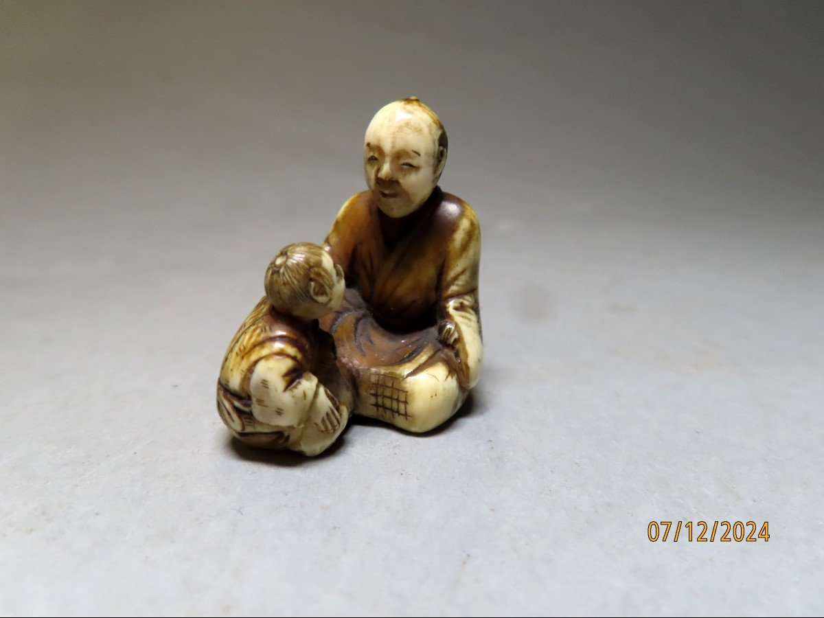Netsuke en ivoire.  Père et fils. Signé Norishige, école de Tokyo. Japon époque Edo (1603-1868)-photo-2