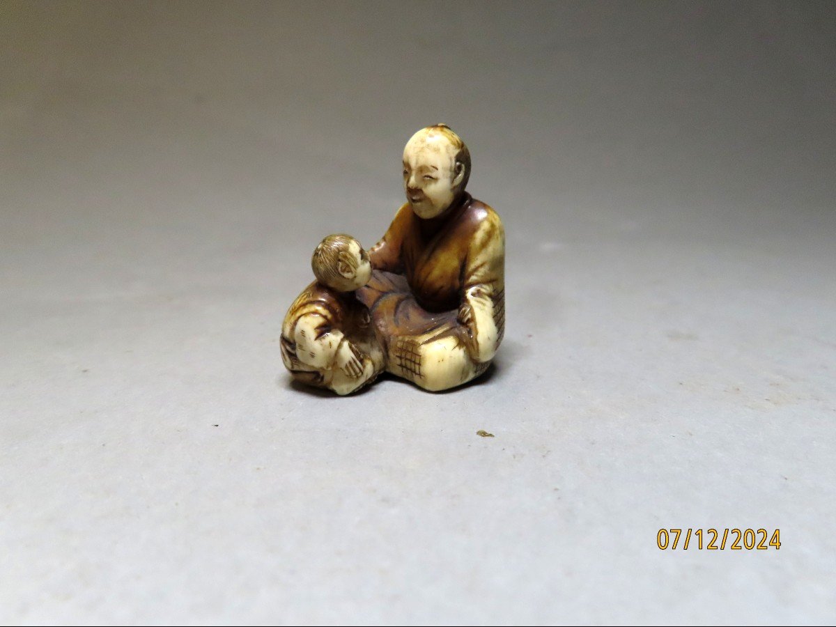 Netsuke en ivoire.  Père et fils. Signé Norishige, école de Tokyo. Japon époque Edo (1603-1868)