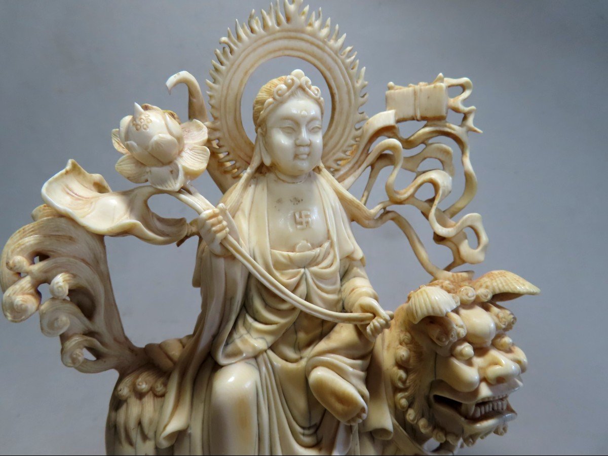 Ivory Okimono. Deity On An Fö Dog. China 1920-30.-photo-3
