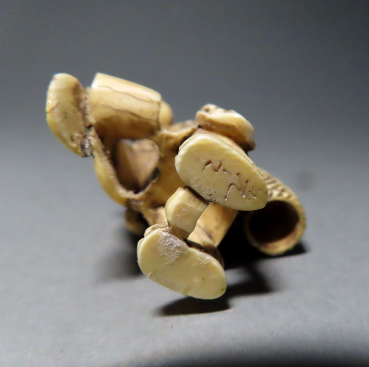 Ivory Netsuke. The Peddler. Signed Mitsuyuki, Japan Meiji Period (1868-1912)-photo-2