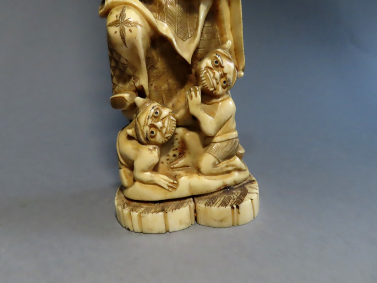 Okimono en ivoire. Le Sage, Benten et les Oni. Japon époque Meiji (1868-1912 )-photo-2