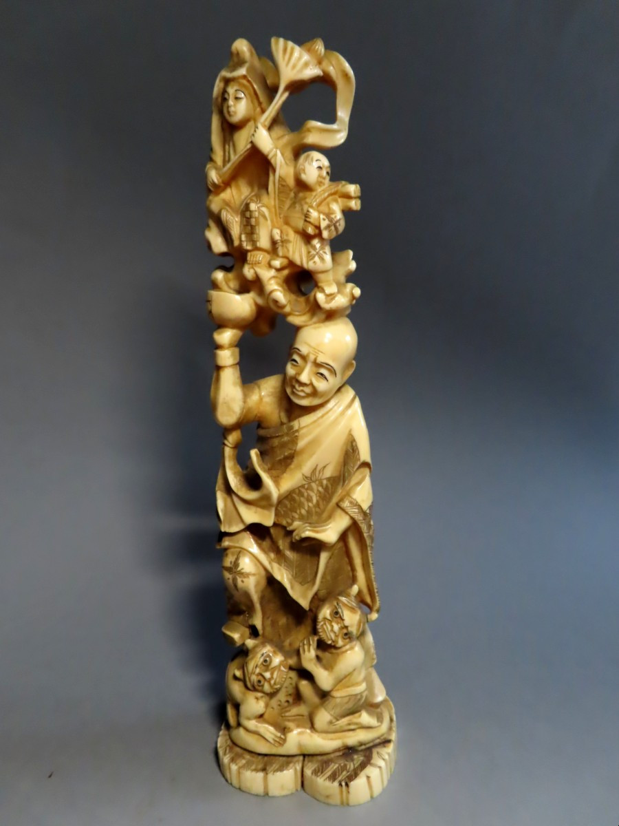 Okimono en ivoire. Le Sage, Benten et les Oni. Japon époque Meiji (1868-1912 )