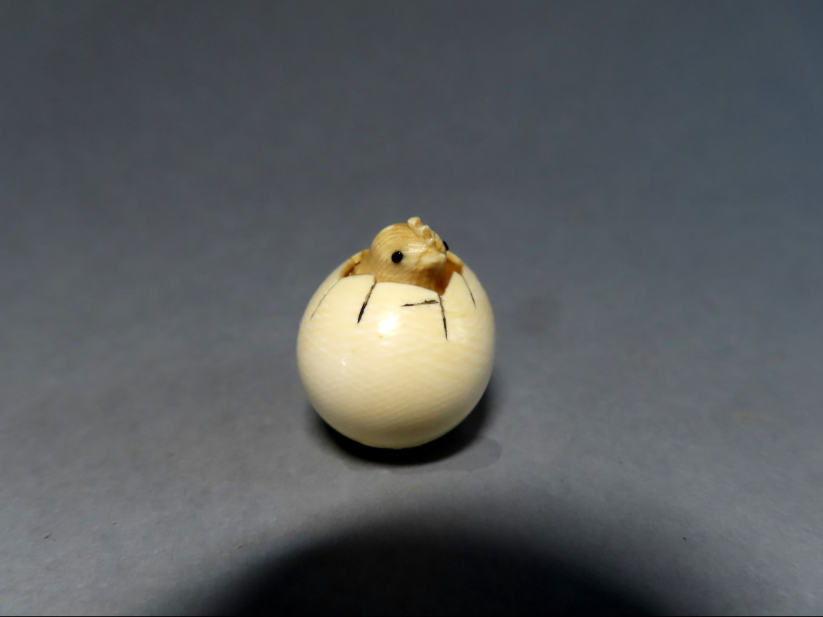 Netsuke en ivoire. Poussin dans l'oeuf. Japon époque Taisho (1912-1928 )-photo-3
