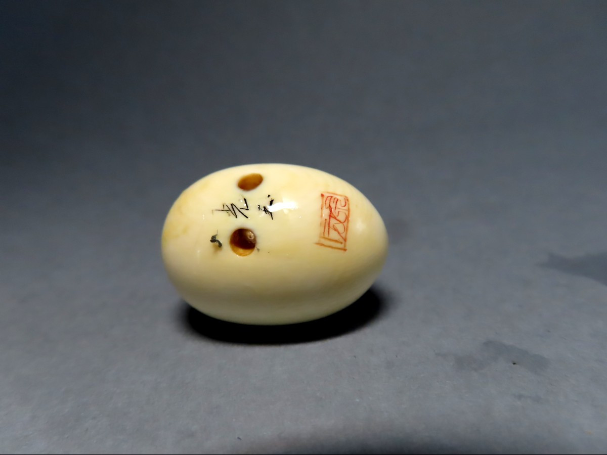 Netsuke en ivoire. Poussin dans l'oeuf. Japon époque Taisho (1912-1928 )-photo-3