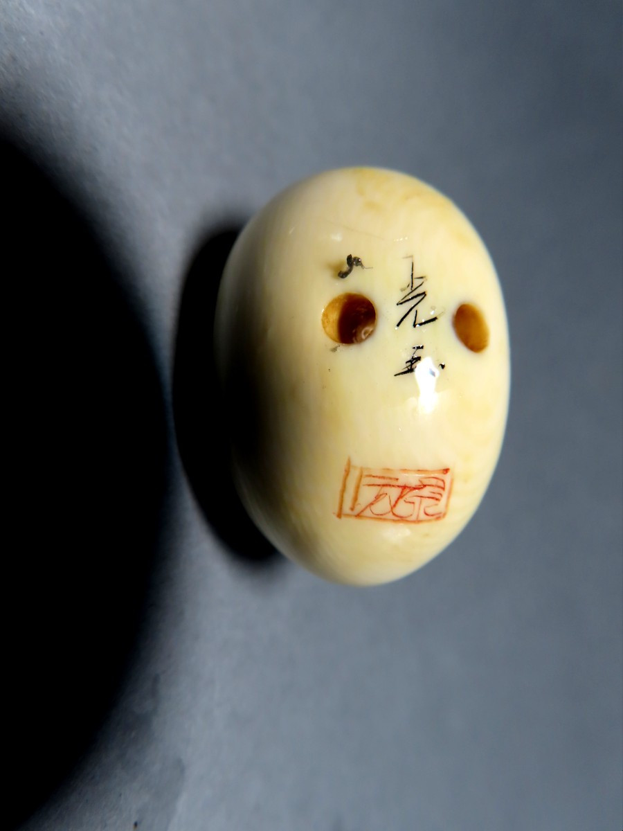 Netsuke en ivoire. Poussin dans l'oeuf. Japon époque Taisho (1912-1928 )-photo-4