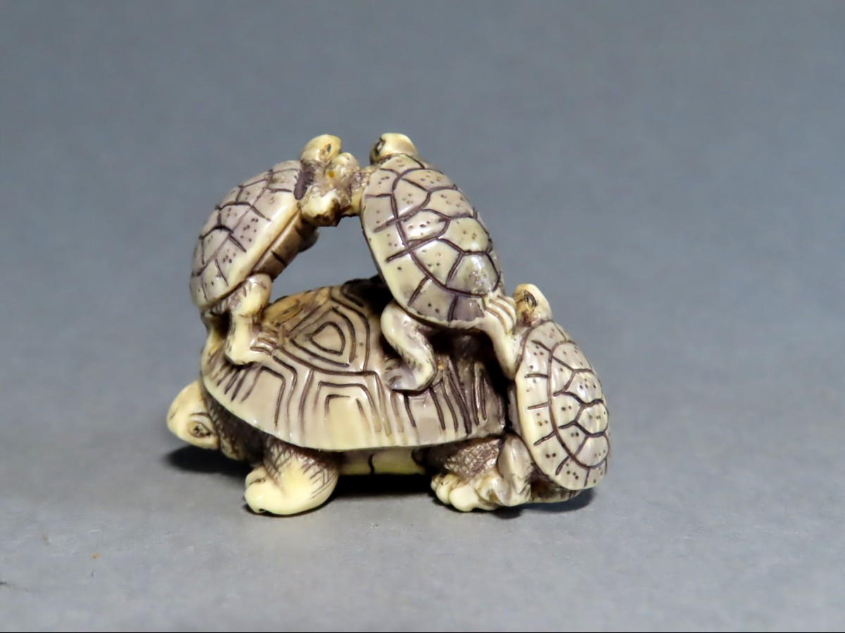 Ivory Netsuke. Pyramid Of Turtles. Signed Gyokuseki. Japan, Meiji Period (1868-1912)-photo-4