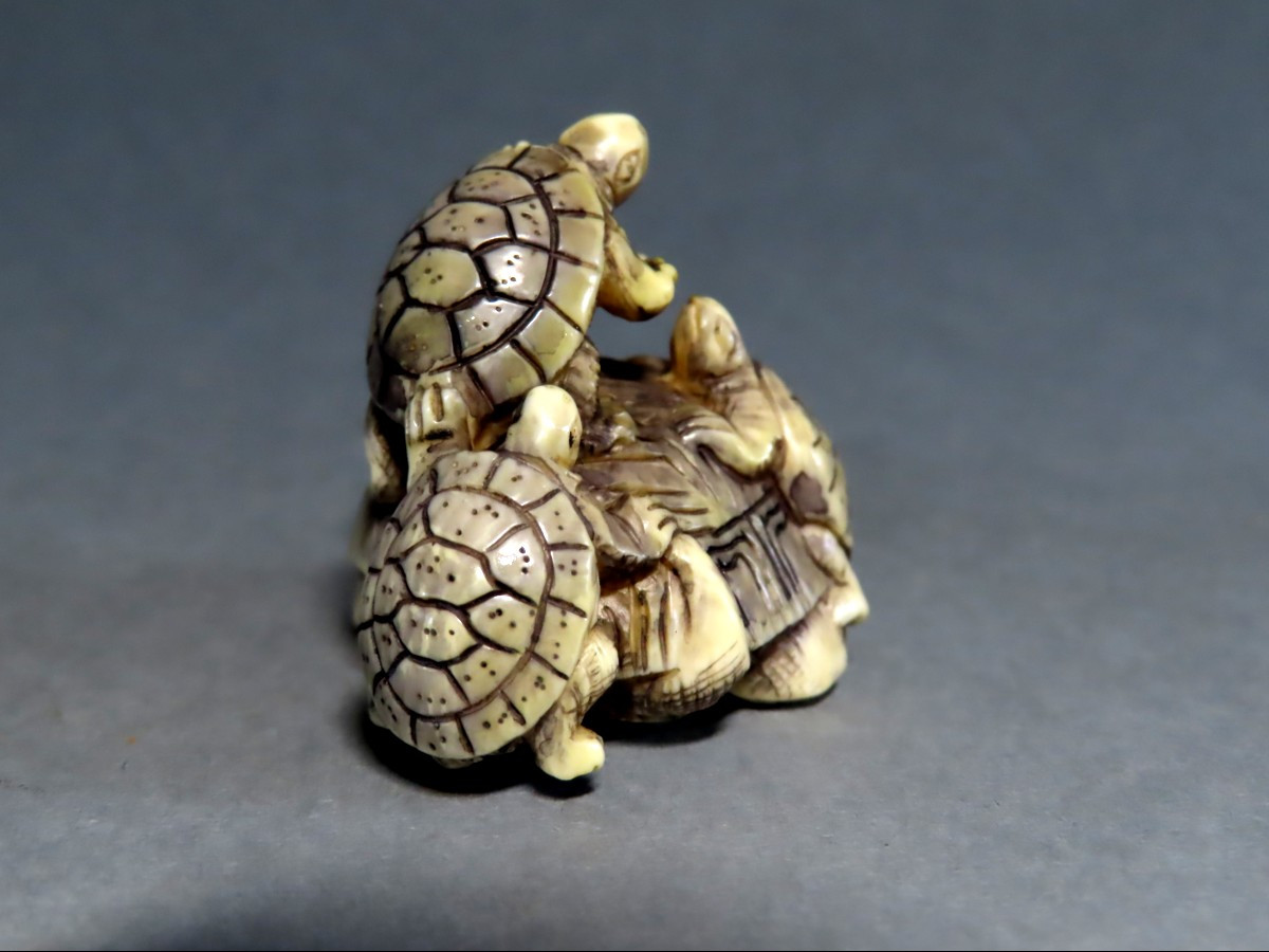 Ivory Netsuke. Pyramid Of Turtles. Signed Gyokuseki. Japan, Meiji Period (1868-1912)-photo-1