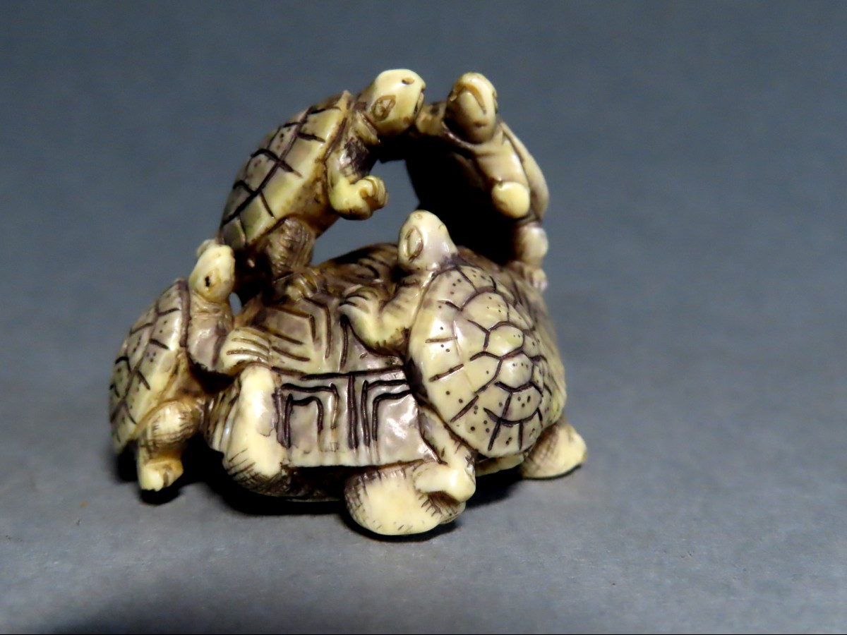 Ivory Netsuke. Pyramid Of Turtles. Signed Gyokuseki. Japan, Meiji Period (1868-1912)-photo-2