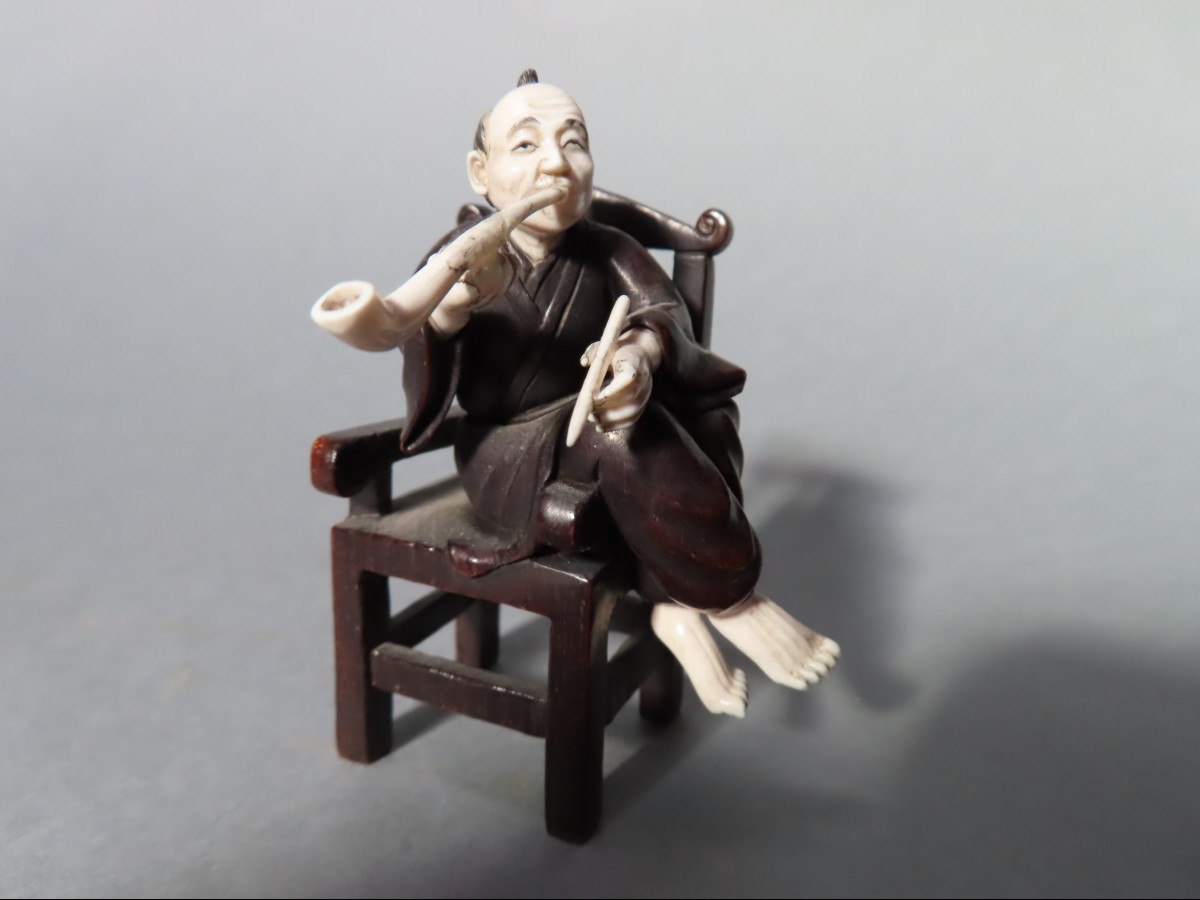 Okimono en bois et ivoire. Le fumeur de kiseru. Japon époque Taisho (1912-1928 )-photo-4