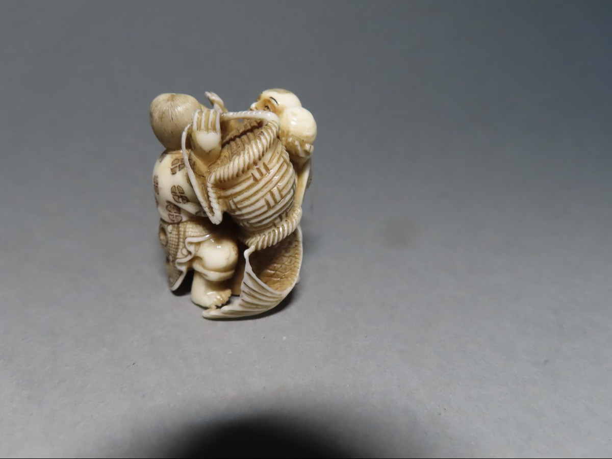 Ivory Netsuke. Karako Clam Fishermen. Japan, Taisho Period (1912-1928)-photo-3
