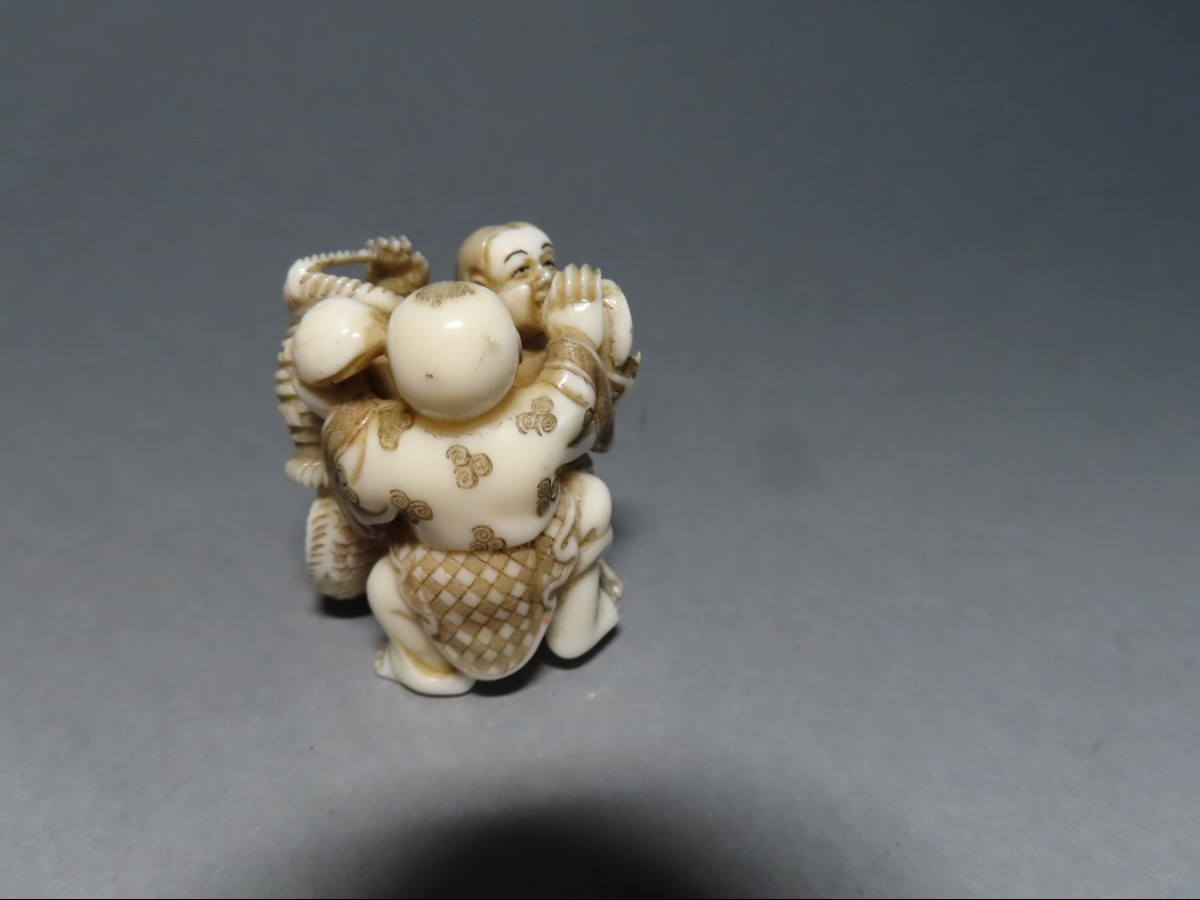 Ivory Netsuke. Karako Clam Fishermen. Japan, Taisho Period (1912-1928)-photo-1