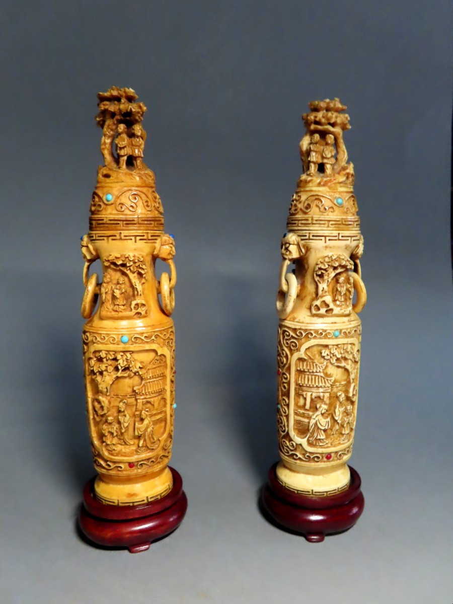 Paire de Vases Couverts en Ivoire. Chine, Canton, 1920-30.