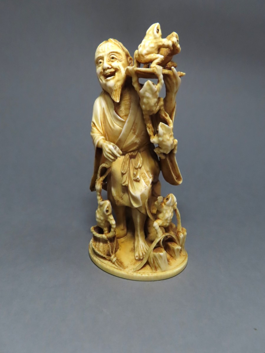 Okimono en ivoire. Gama Sennin et la danse des crapauds. Japon époque Meiji (1868-1912 )