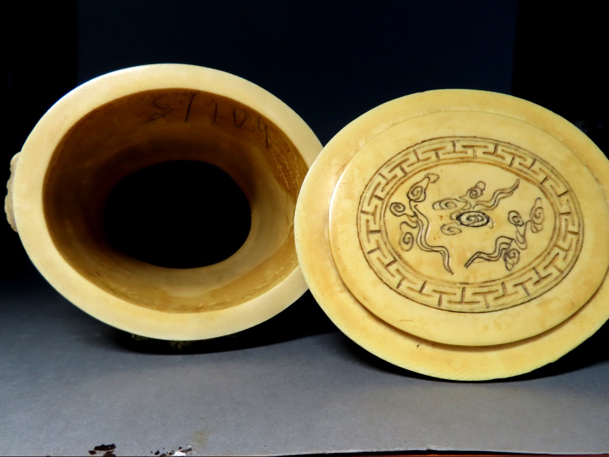 Grand Vase  couvert en ivoire. Chine 1920-30.-photo-7