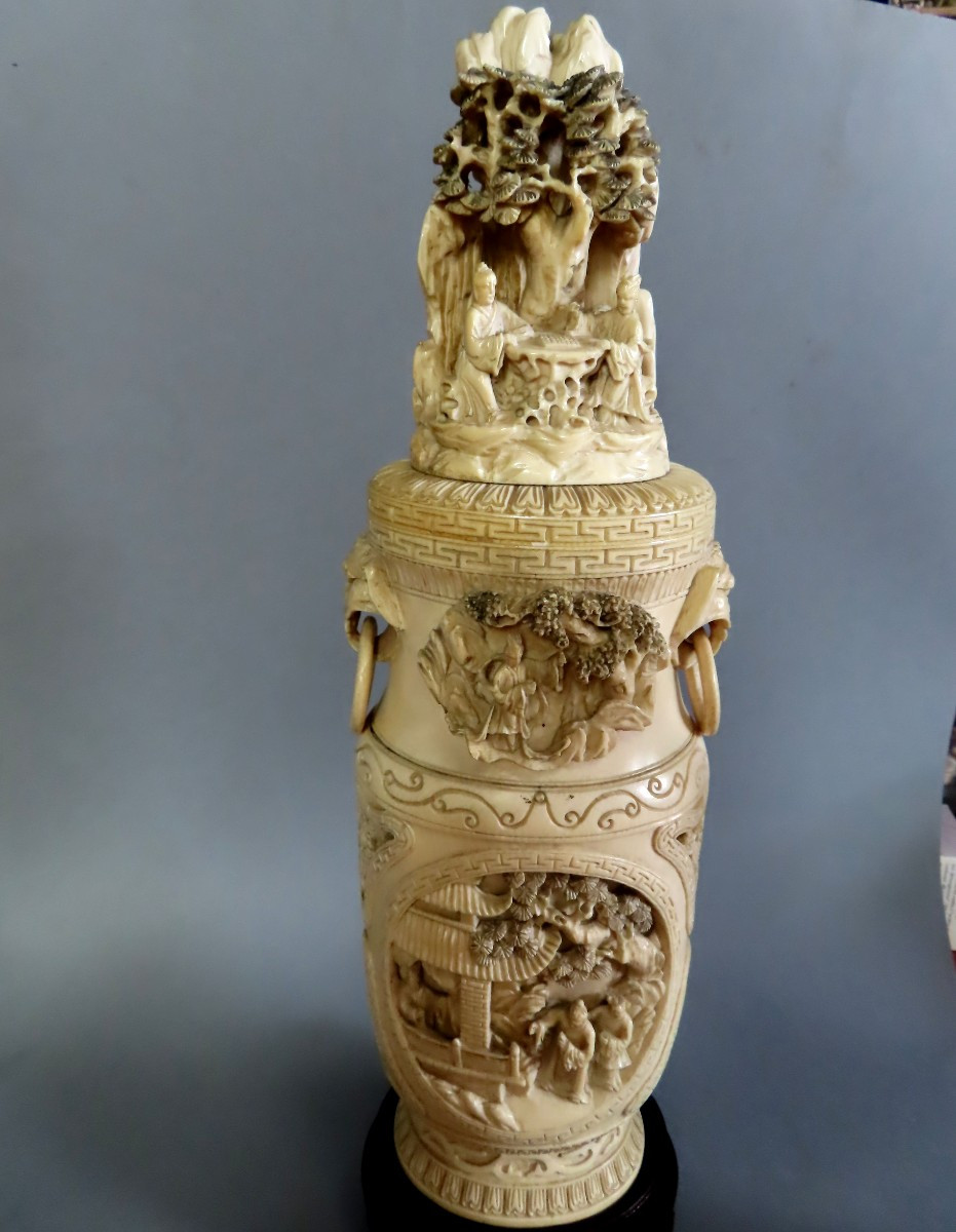 Grand Vase  couvert en ivoire. Chine 1920-30.