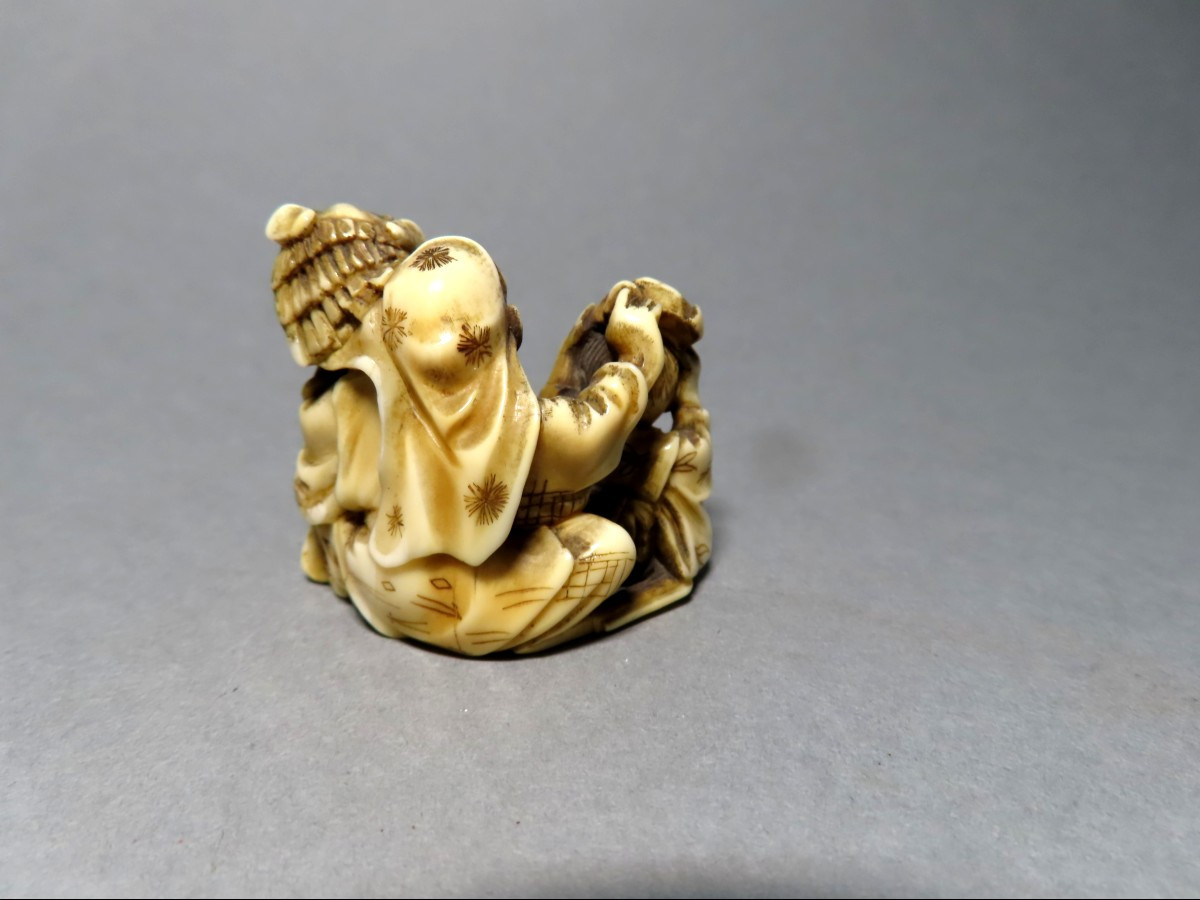 Netsuke en ivoire. La vieille femme et le karako aux masques Nö. Japon époque Meiji (1868-1912 -photo-4