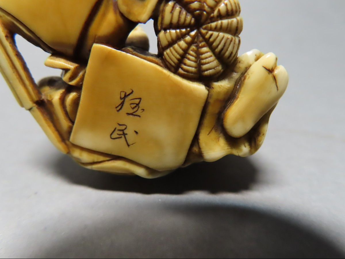 Netsuke en ivoire. La vieille femme et le karako aux masques Nö. Japon époque Meiji (1868-1912 -photo-5