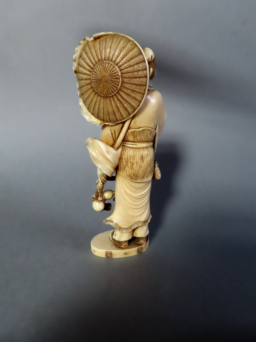 Ivory Okimono. Old Man Surprised By The Gust Of Wind. Japan Meiji Period (1868-1912)-photo-3