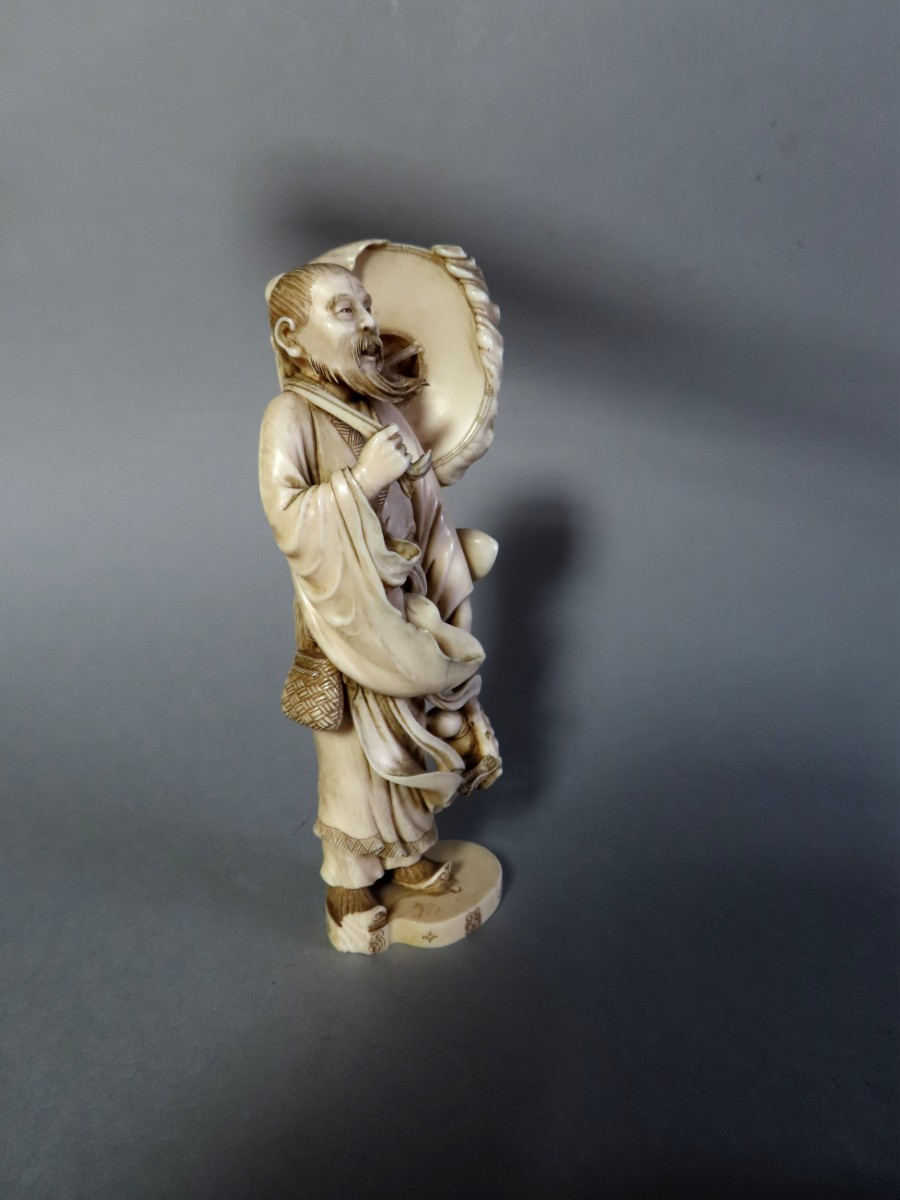 Ivory Okimono. Old Man Surprised By The Gust Of Wind. Japan Meiji Period (1868-1912)-photo-1