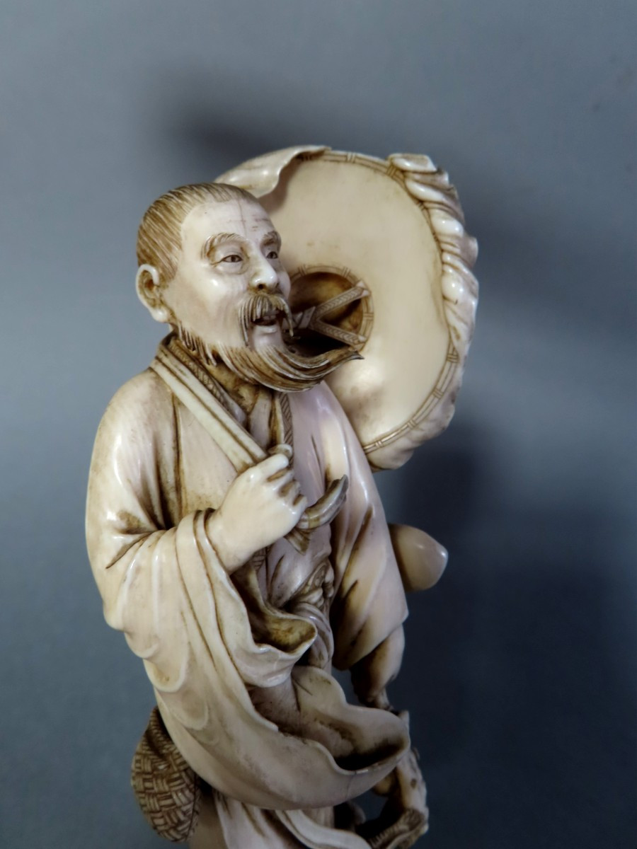Ivory Okimono. Old Man Surprised By The Gust Of Wind. Japan Meiji Period (1868-1912)-photo-3