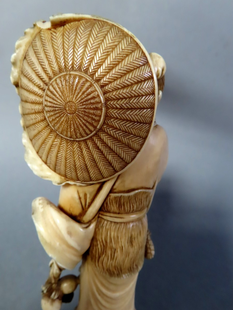 Ivory Okimono. Old Man Surprised By The Gust Of Wind. Japan Meiji Period (1868-1912)-photo-7