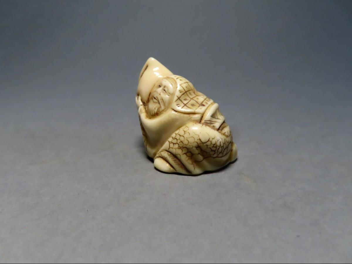 Netsuke en ivoire. Ebisu à la pêche de longévité. Signé Masayuki Japon époque Meiji (1868-1912 -photo-2