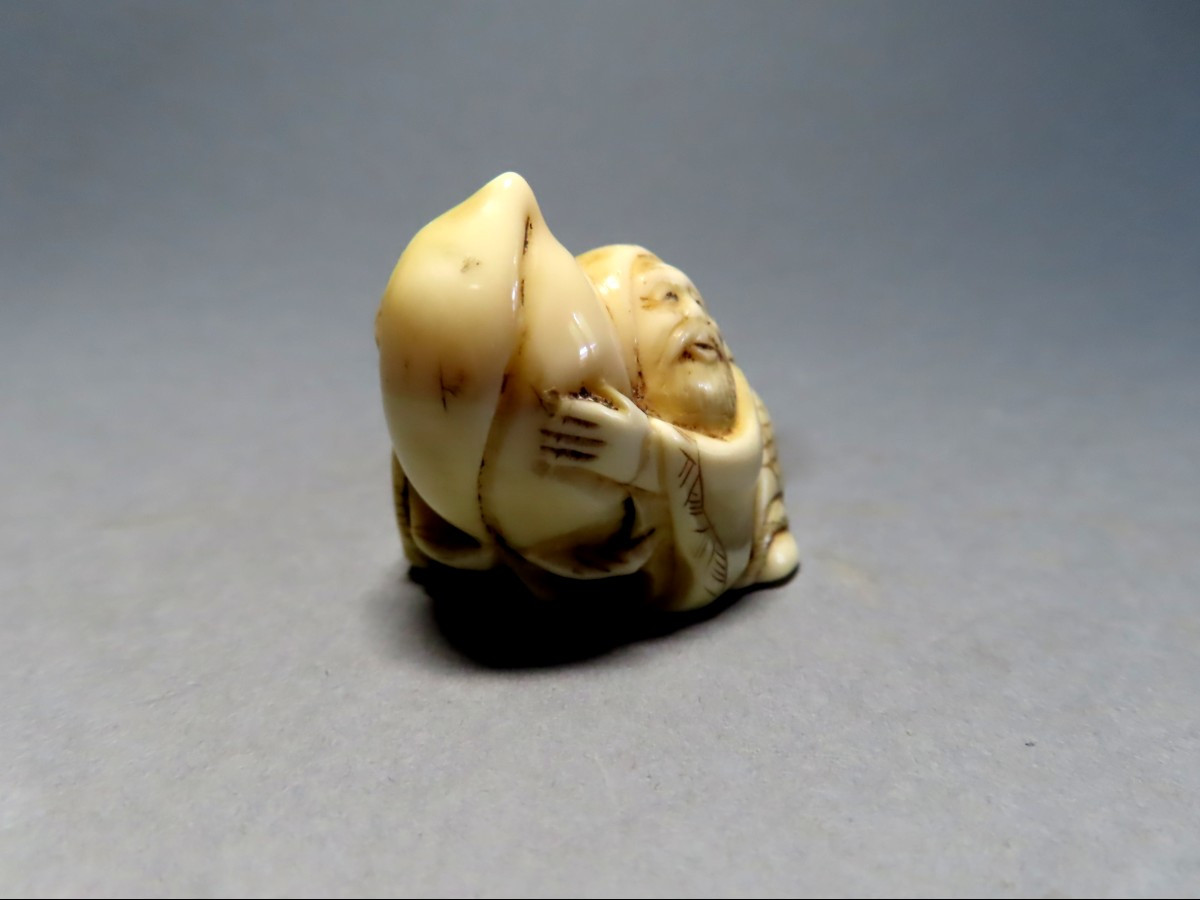 Netsuke en ivoire. Ebisu à la pêche de longévité. Signé Masayuki Japon époque Meiji (1868-1912 -photo-1