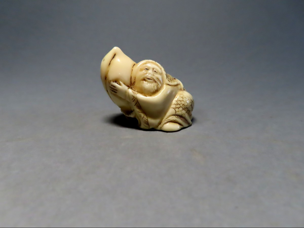 Netsuke en ivoire. Ebisu à la pêche de longévité. Signé Masayuki Japon époque Meiji (1868-1912 