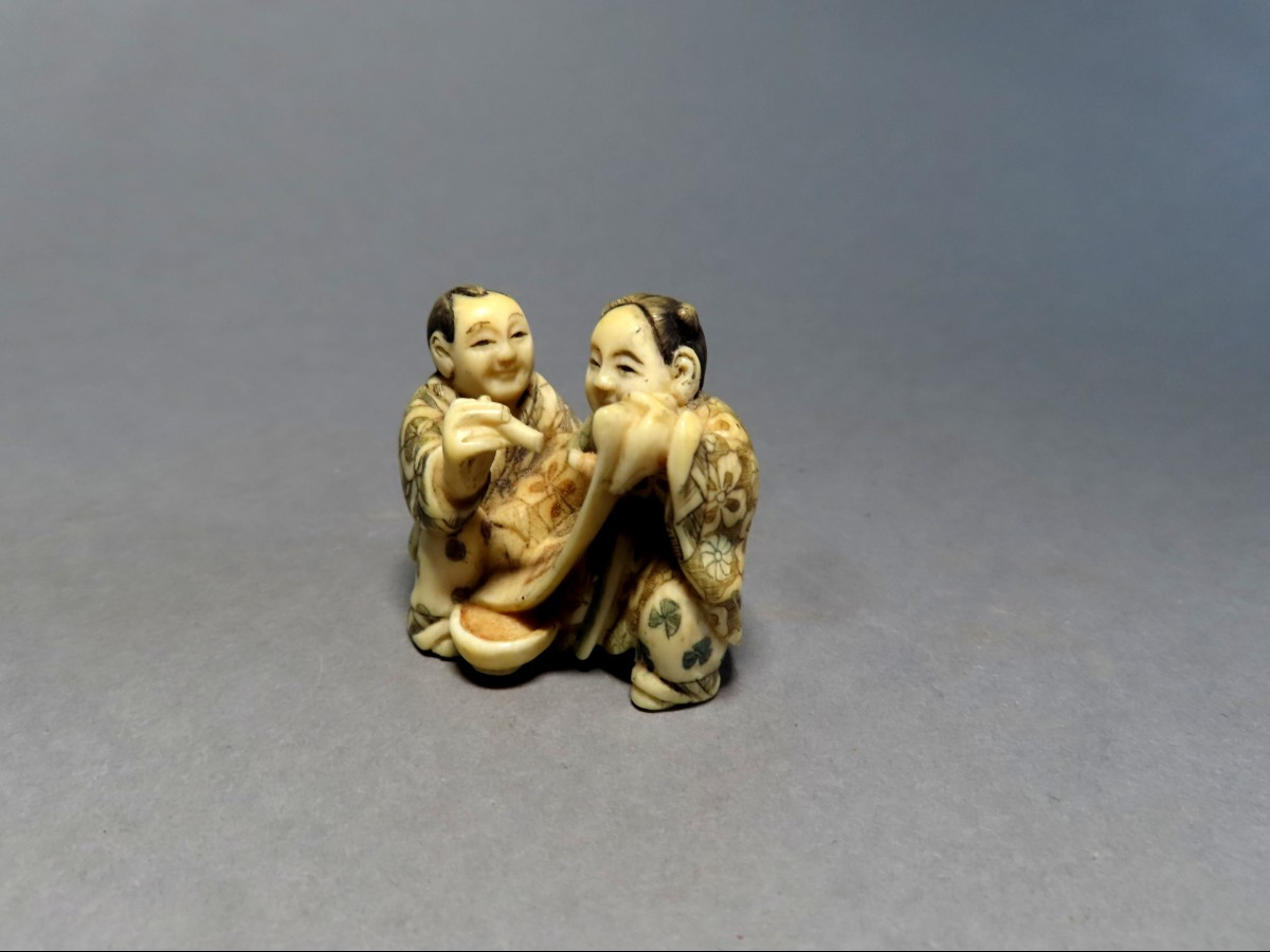 Netsuke en ivoire. Les petits scribes. Japon époque Taisho (1912-1928 )-photo-2