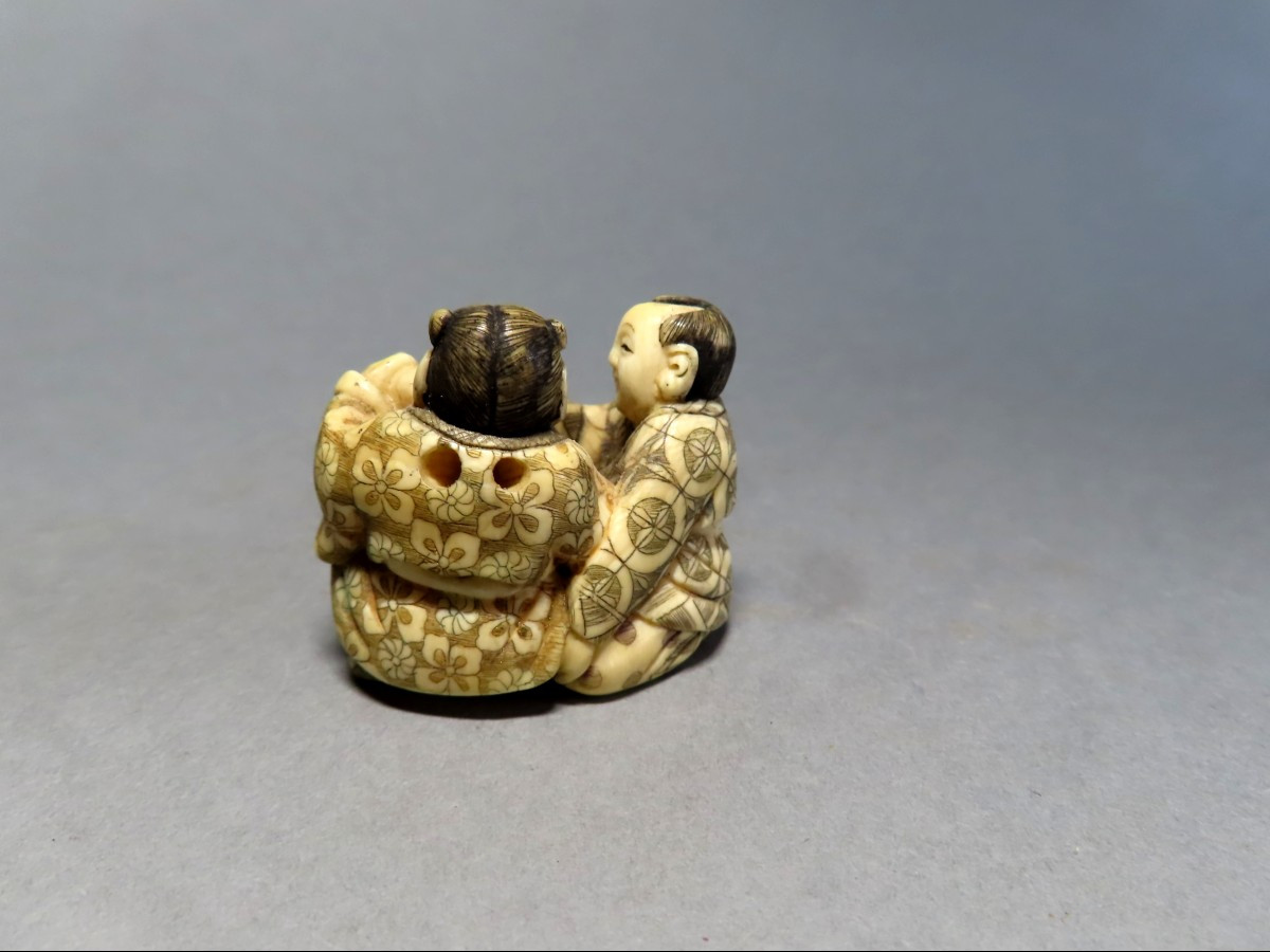 Netsuke en ivoire. Les petits scribes. Japon époque Taisho (1912-1928 )-photo-4