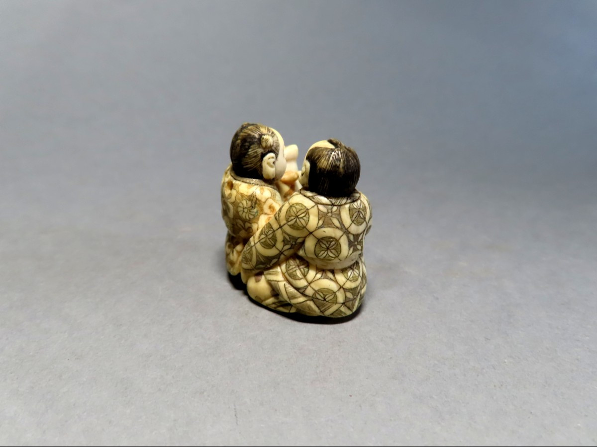 Netsuke en ivoire. Les petits scribes. Japon époque Taisho (1912-1928 )-photo-1